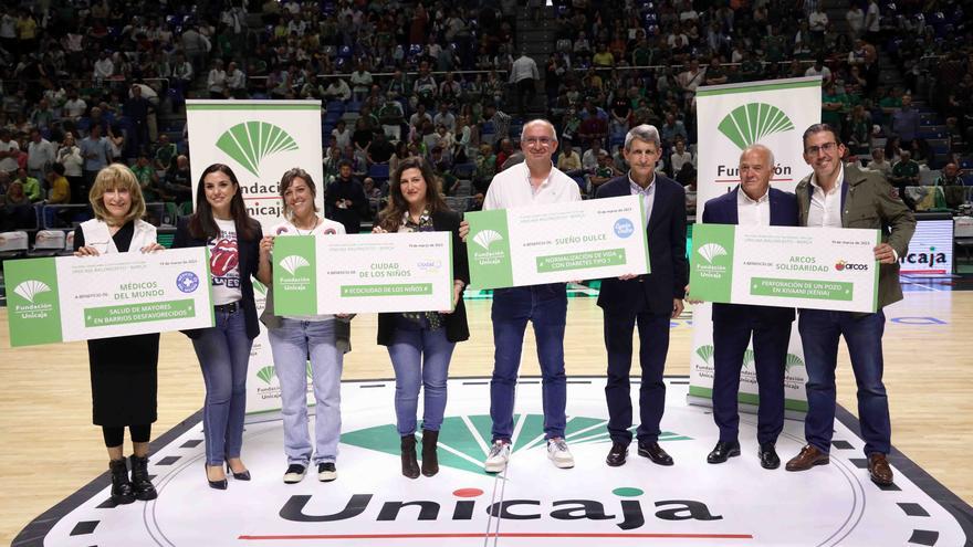 Fundación Unicaja entrega cheques solidarios a cuatro asociaciones durante el Unicaja-Barça