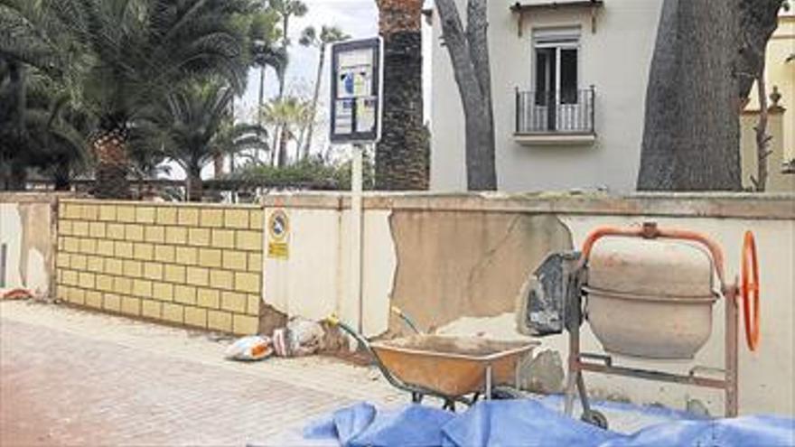 Benicàssim tapia la entrada a Villa Elisa para evitar vandalismo