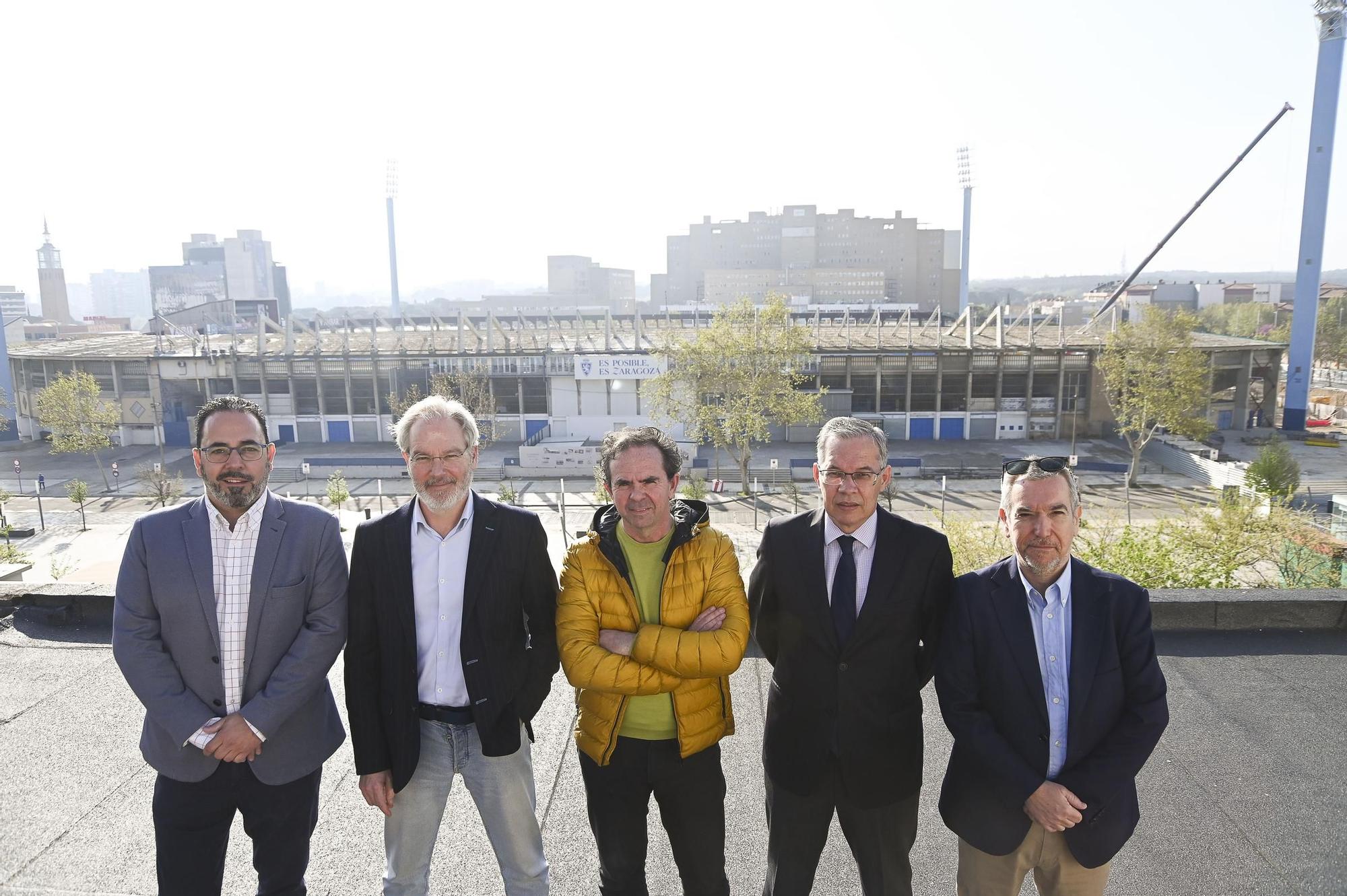 Cinco de los socios al frente de Idom Zaragoza, en la azotea que da al estadio de La Romareda.