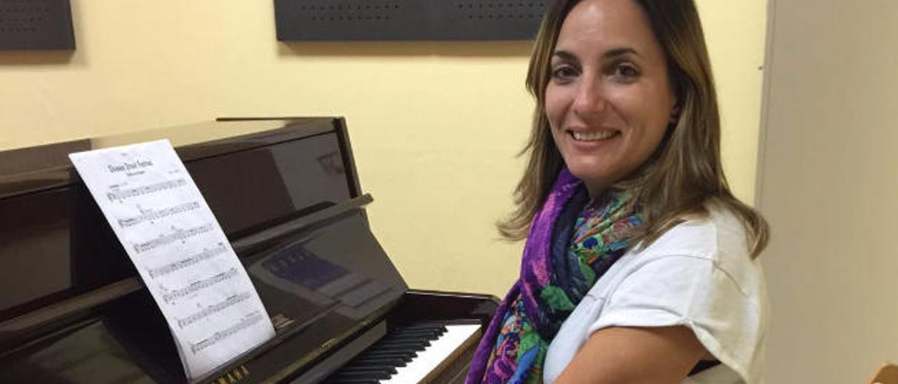 Narmis Hernández Perera tocando su piano.