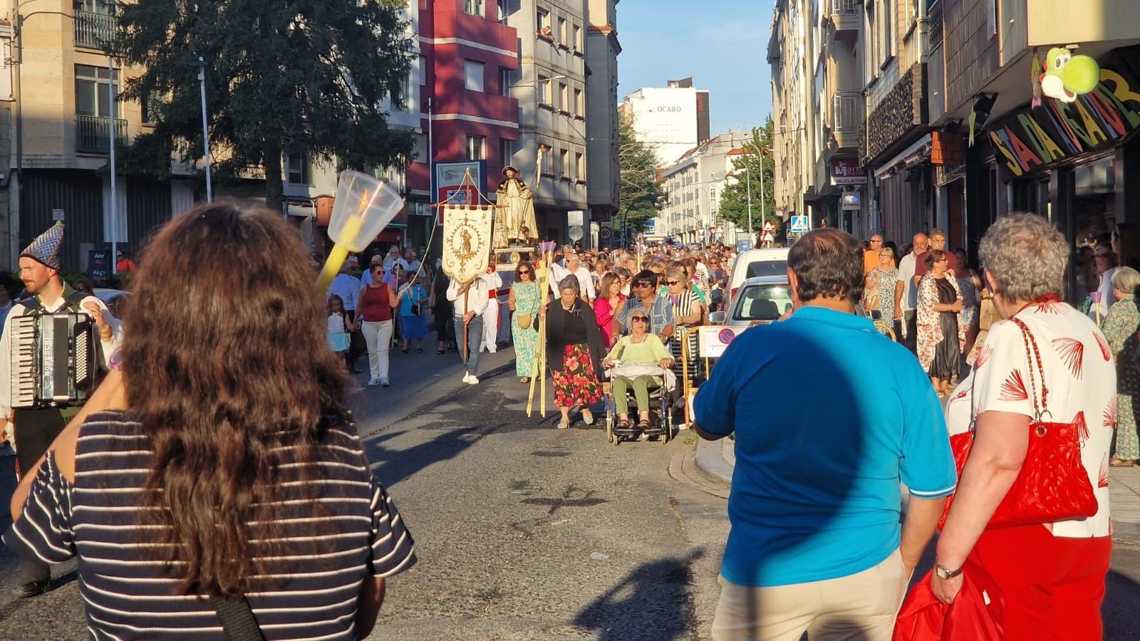 Así ha transcurrido la procesión que devuelve la imagen de San Roque a la iglesia de Vilagarcía.