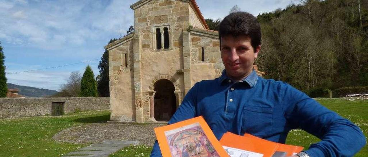 Roberto Carneado muestra algunas de las láminas con las que explica la historia del conjunto monumental de Valdediós.