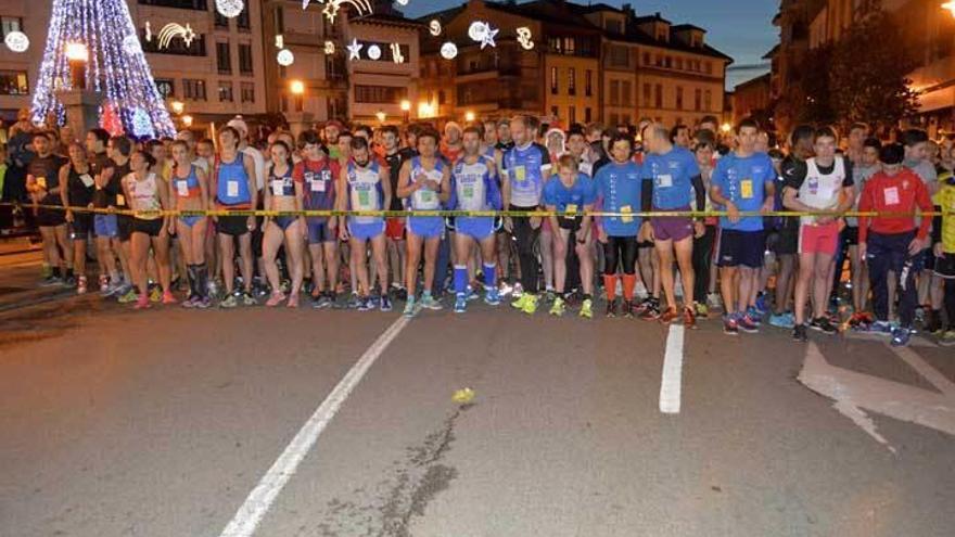 Los atletas, dispuestos a tomar la salida en la prueba absoluta de Villaviciosa.