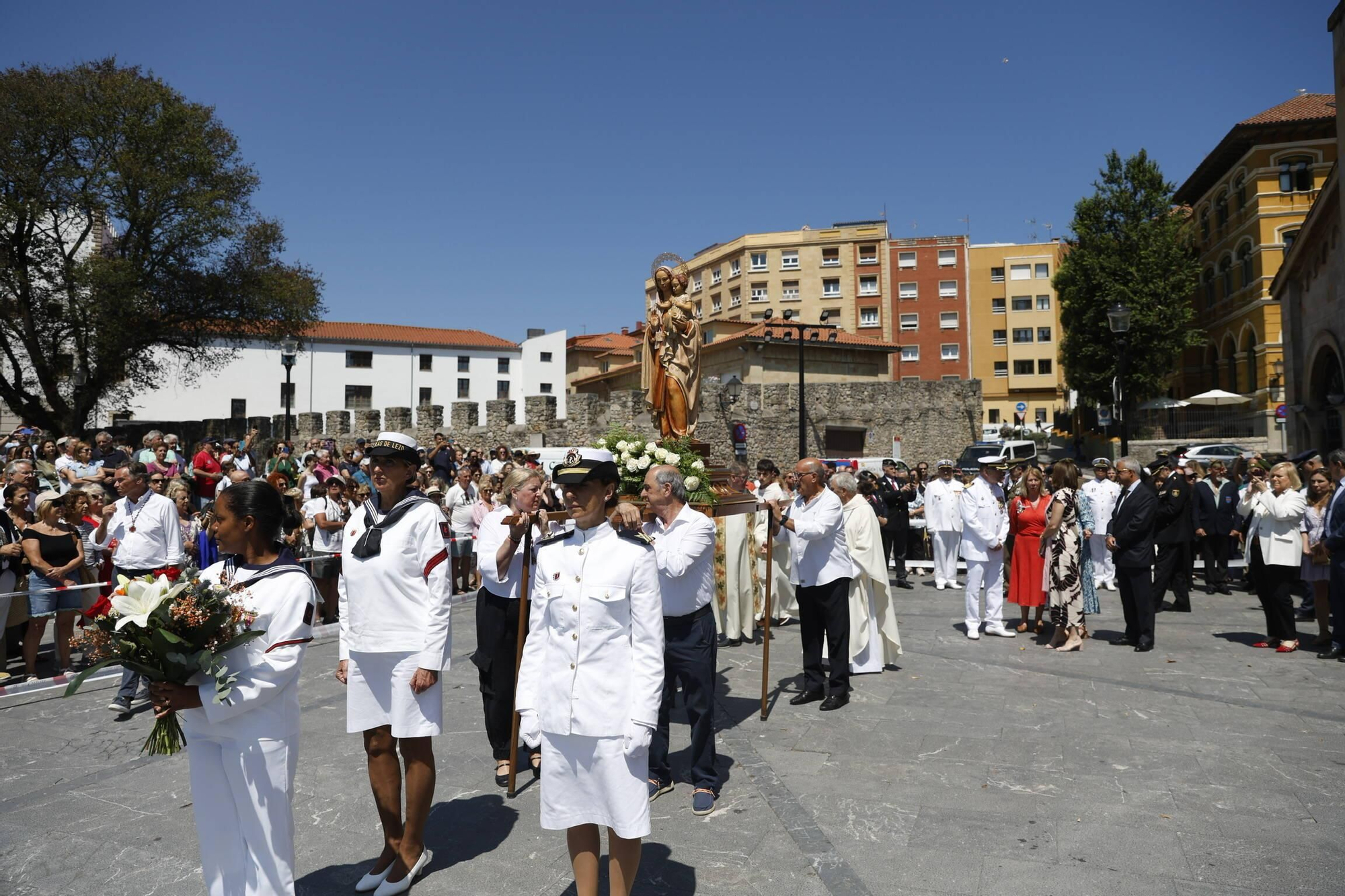 La misa con la Armada y la ofrenda floral del Carmen en Gijón, en imágenes