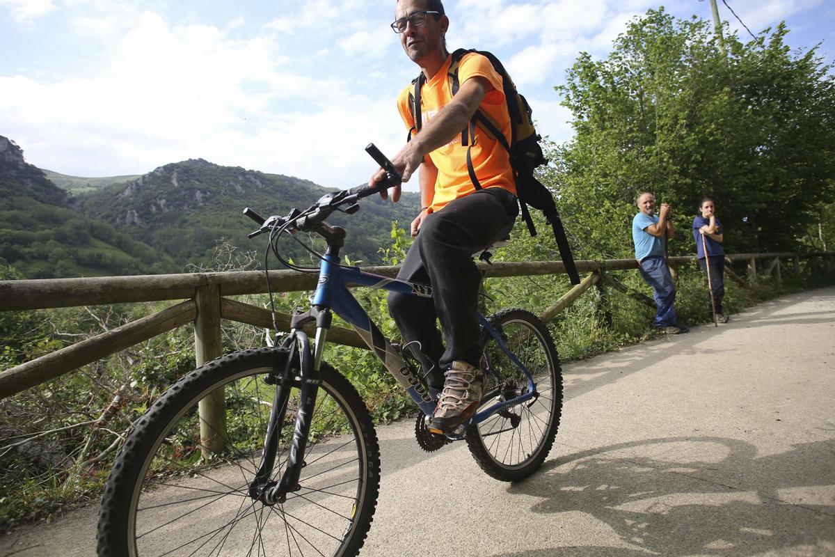 Fernando Valdés, en bicicleta por la senda del oso