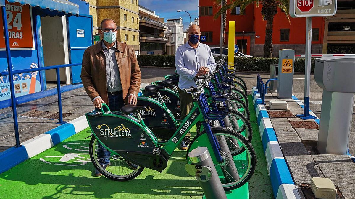 José Eduardo Ramírez, en la nueva estación de Sitycleta de bicicletas eléctricas, en la subida de Mata. | | LP/DLP