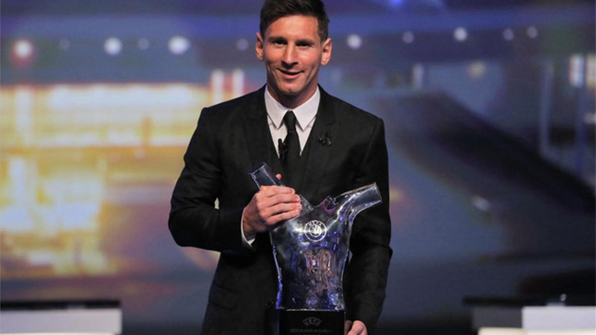 Messi posando con el trofeo al mejor gol de la Champions