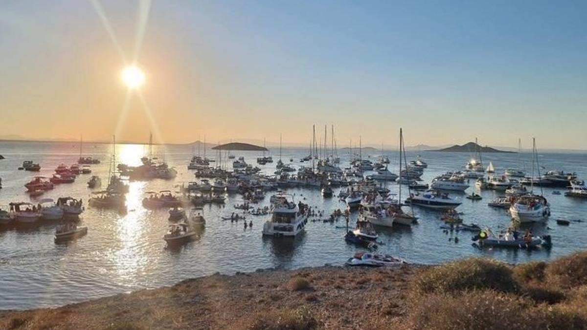 Embarcaciones en el entorno de la Isla del Ciervo, en la concentración del sábado.