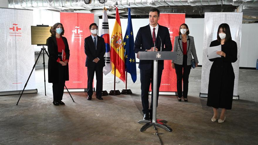 El presidente del Gobierno, Pedro Sánchez, en la futura sede del Instituto Cervantes en Seúl.