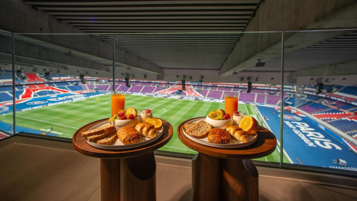 Experiencia gourmet en el balcón privado con vistas al terreno de juego