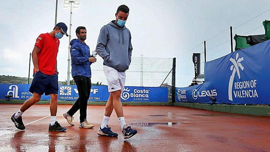 De Miñaur y Bautista, reconociendo la pista tras la lluvia.