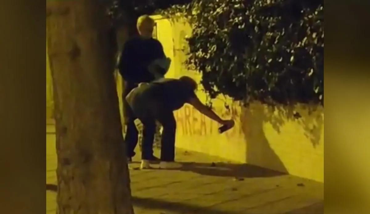 Dos personas de ’avanzada edad’ pintan la casa de Rocío Jurado