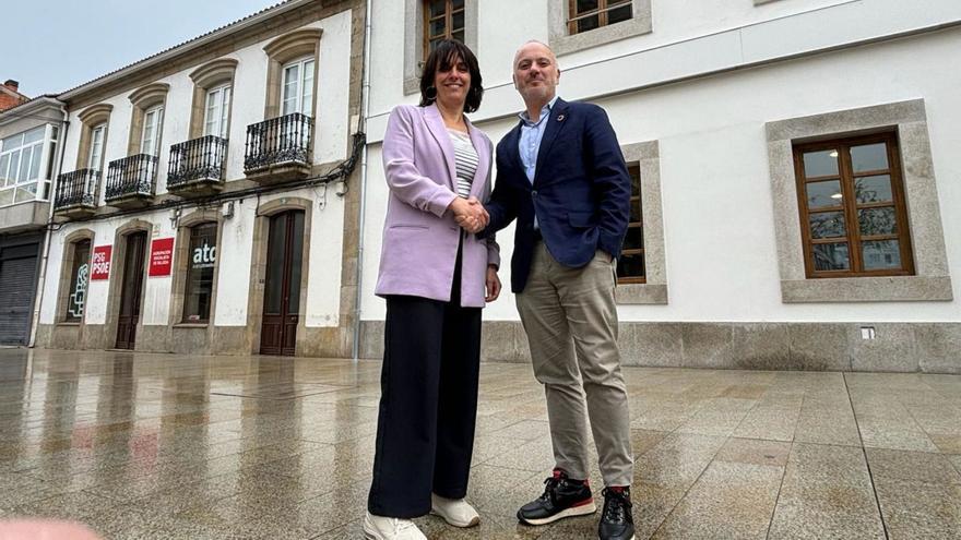 Paula Fernández Pena y David Regades, ante la sede del PSOE en Silleda.