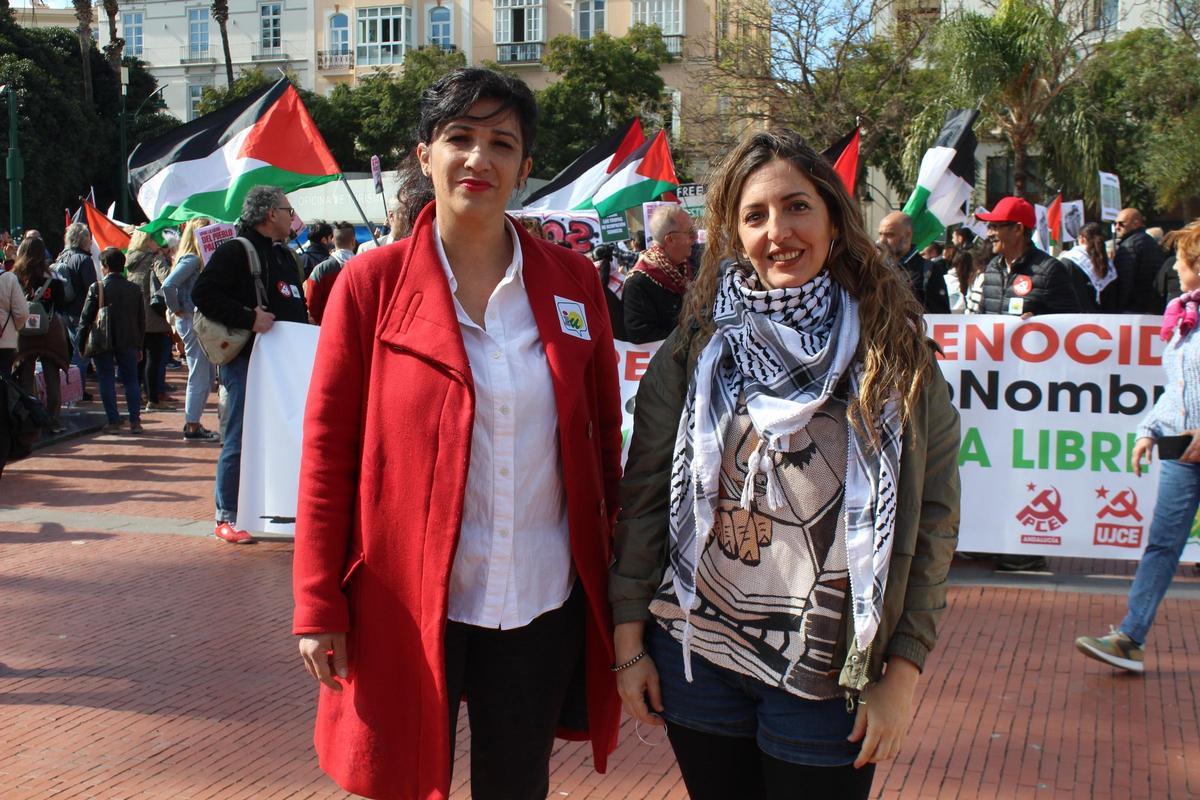 La portavoz del grupo municipal Con Málaga, Toni Morillas, y la portavoz del colectivo pro-palestina 'Unadikum', Saray Pineda.
