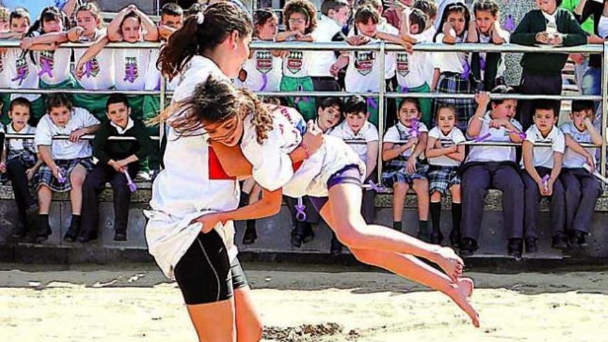 Un instante del combate de exhibición entre las hermanas Estefanía y Olivia Ramírez, ayer en Las Canteras. |  j.c. guerra