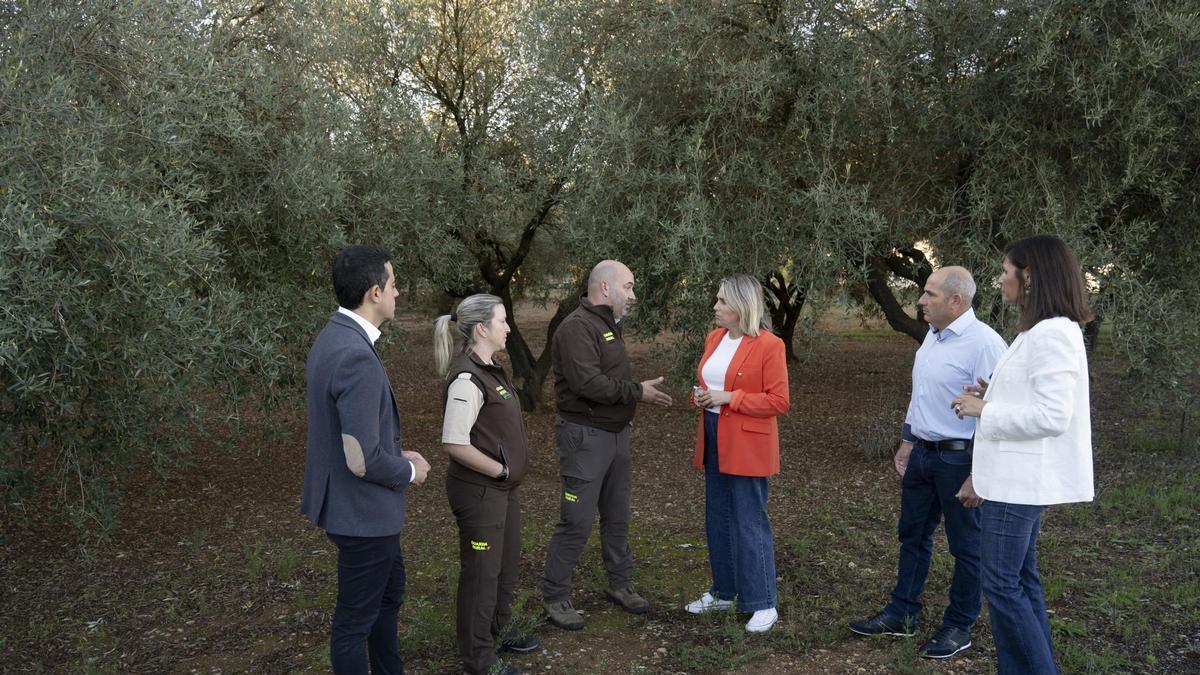La presidenta de la Diputación, Marta Barrachina, conversa con dos guardas rurales junto a los vicepresidentes Mª Ángeles Pallarés y Héctor Folgado