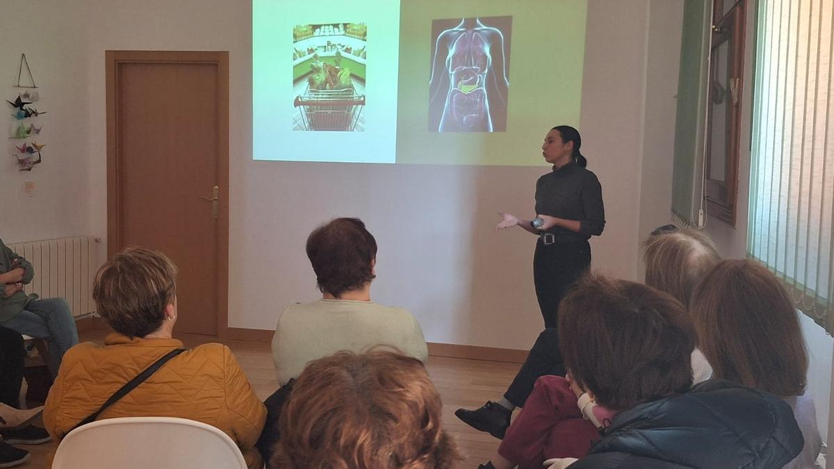 Un momento de la charla de nutrición saludable impartida en la AECC de Toro.
