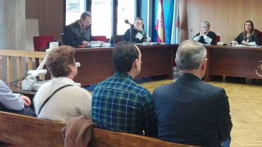 Los cuatro acusados ahora absueltos, en el banquillo de la Audiencia durante el juicio. // Fdv