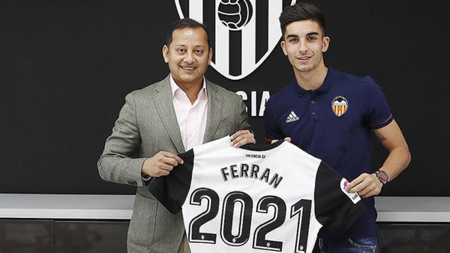 Ferran Torres y Anil Murthy posan con la camiseta de su renovación hasta 2021.