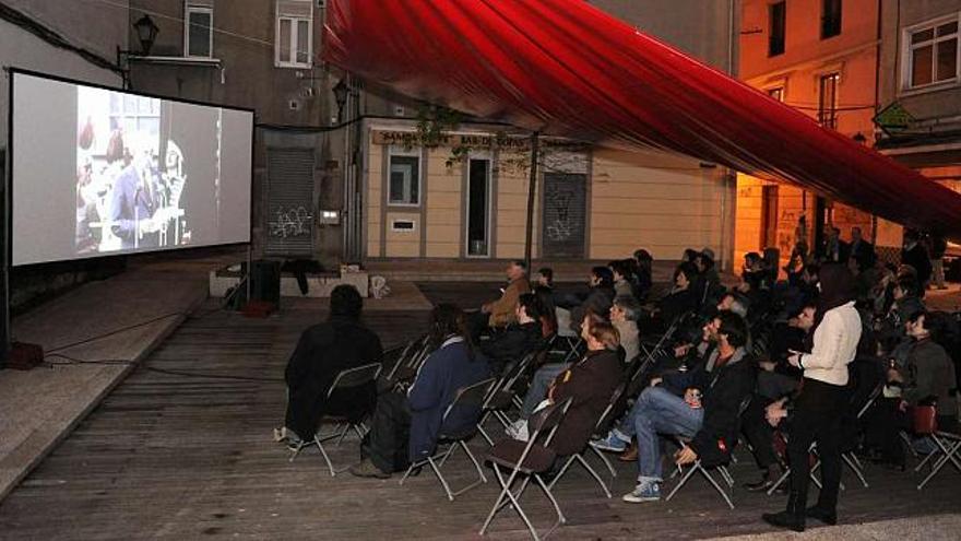 Proyección del documental sobre el barrio de Pescadería mostrado el mes pasado a los vecinos. / juan varela