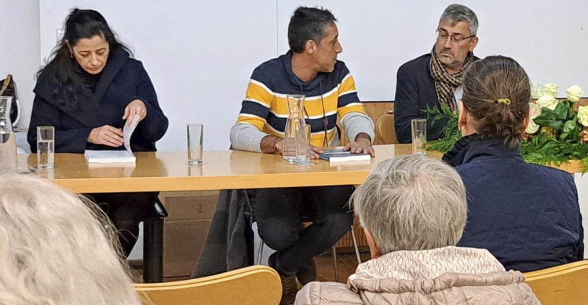 Suzana Ruano (Associacion de la Llengua y Cultura Mirandesa) y el alcalde de Fonfría, Sergio López, en la presentación de la Memoria Escolar.  | CH. S.