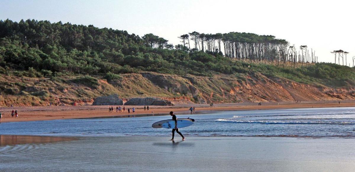 Surfer Somo Pinares. | | TURISMO DE CANTABRIA