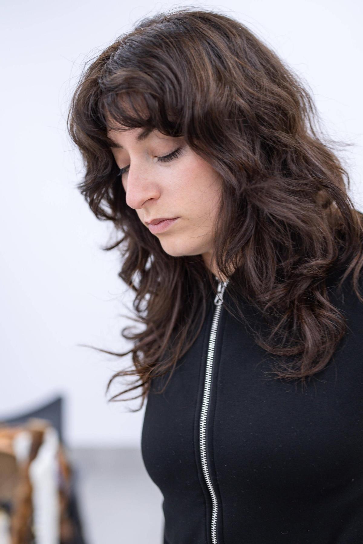 La actriz Camila Almeida, en un momento del ensayo, protagonista de una obra que mezcla interpretación y emoción contenida.