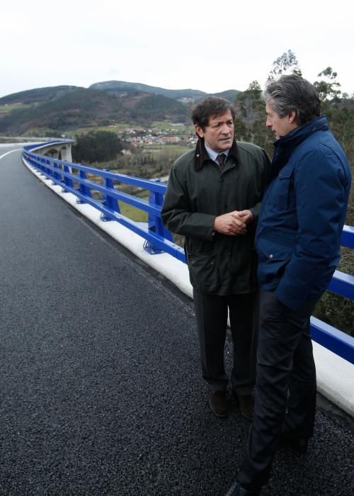 De la Serna y Javier Fernández acuden a la apertura del tramo de autovía A-63 entre La Doriga y Cornellana