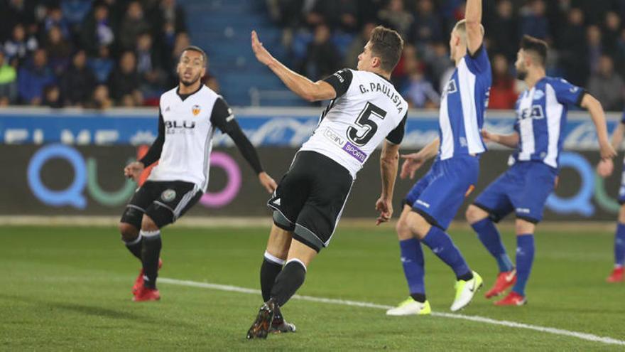 Gabriel Paulista, en el momento de su lesión.