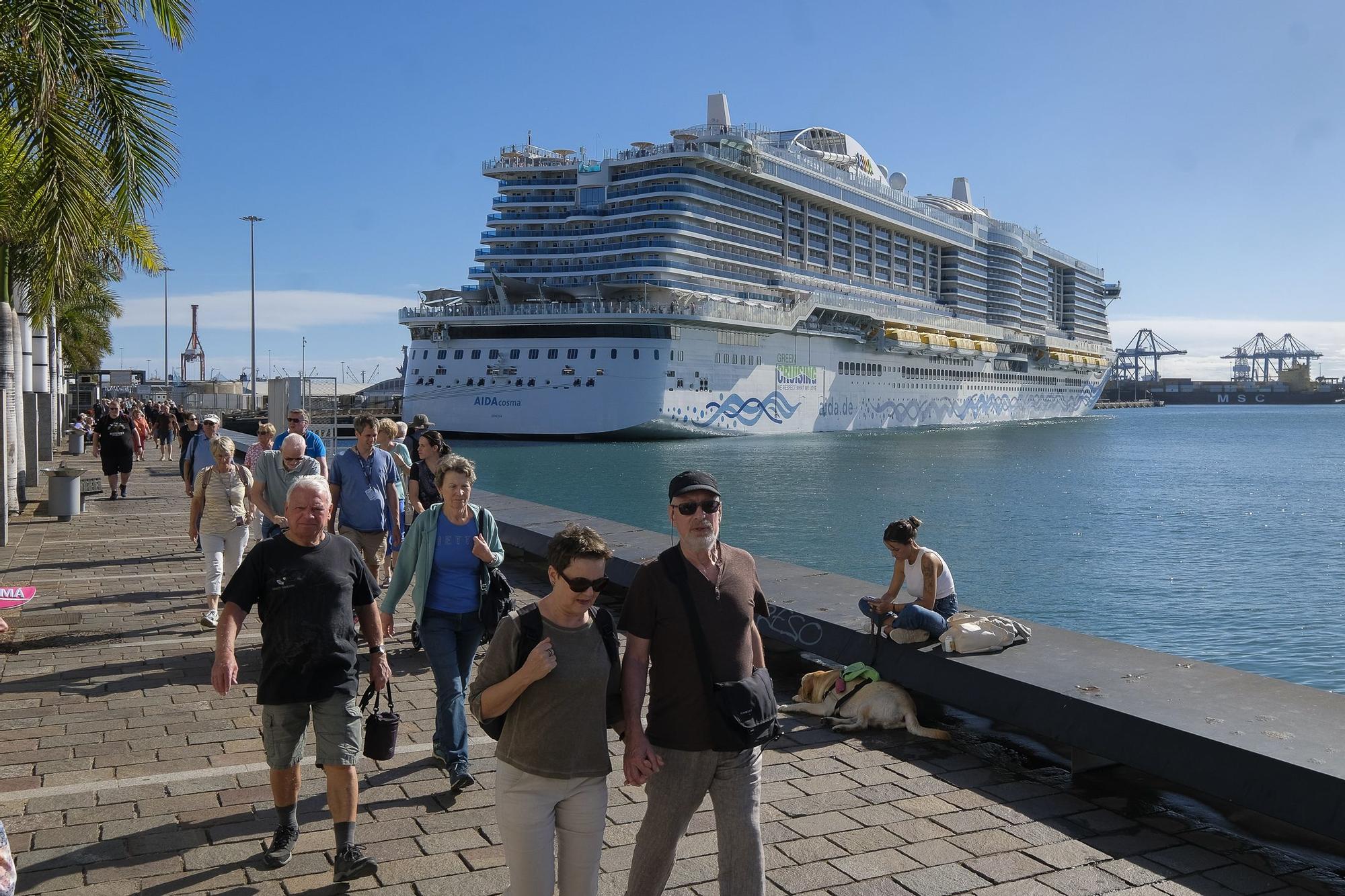 Primera escala en Canarias del 'Aida Cosma'