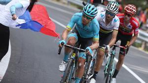 Miguel Ángel López tira de Valverde y Roglic en la etapa de La Vuelta.