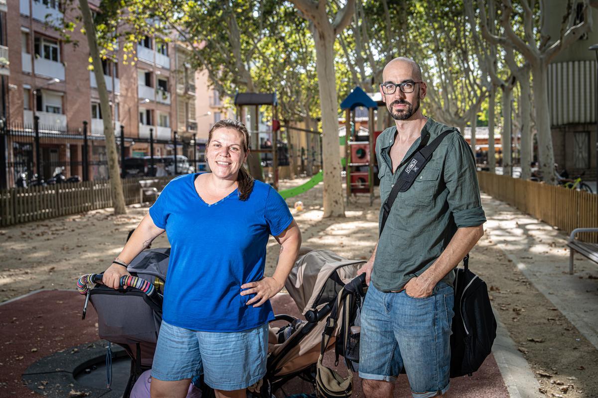 Barcelona 31/07/24 Barcelona. Fotografías de familias usuarias de la nueva zona de juegos infantiles del parque de la Espanya Industrial. Testimonios para un reportaje de Alba Zaplana. PERSONA: Noelia Guil, Dídac i Eric. AUTOR: MANU MITRU