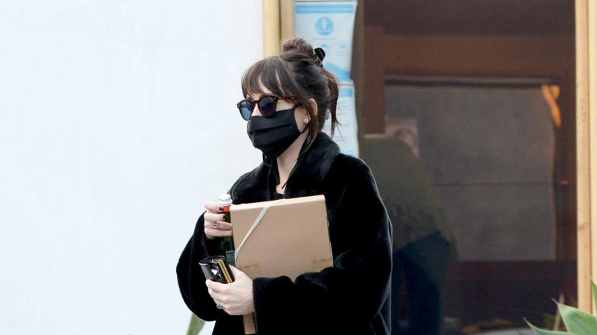 Dakota Johnson con un look desenfadado y sospechoso anillo de compromiso