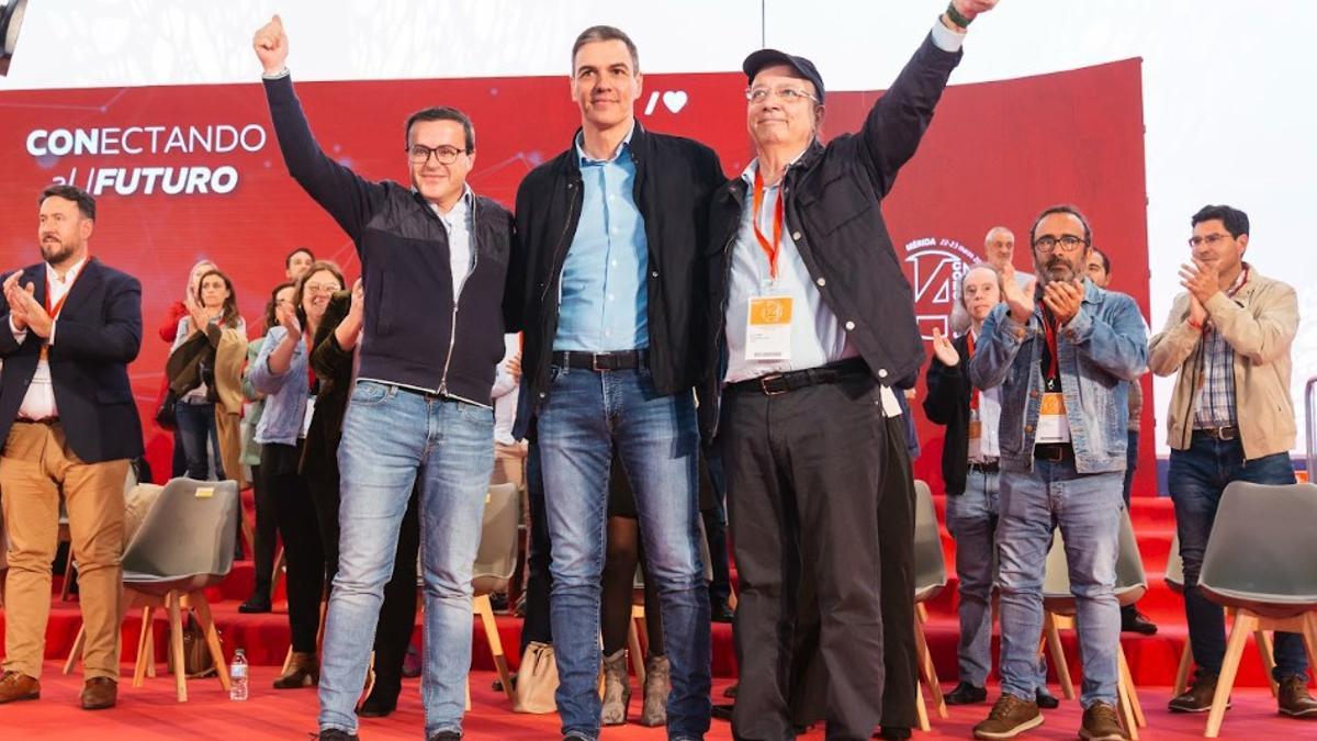 Miguel Ángel Gallardo junto a Pedro Sánchez y Guillermo Fernández Vara el pasado marzo, en el congreso que le proclamó líder del PSOE en Extremadura.