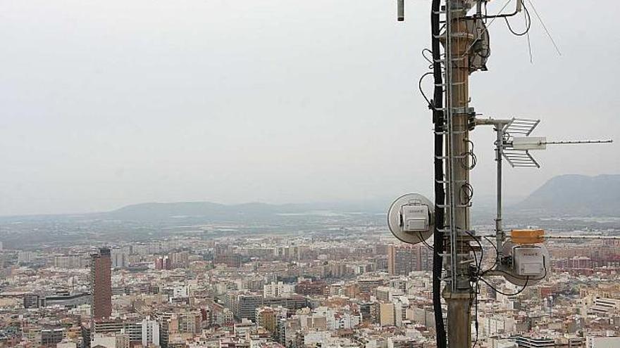 El emisor de señal del Castillo de Santa Bárbara de Alicante es uno de los mayor alcance de la provincia.