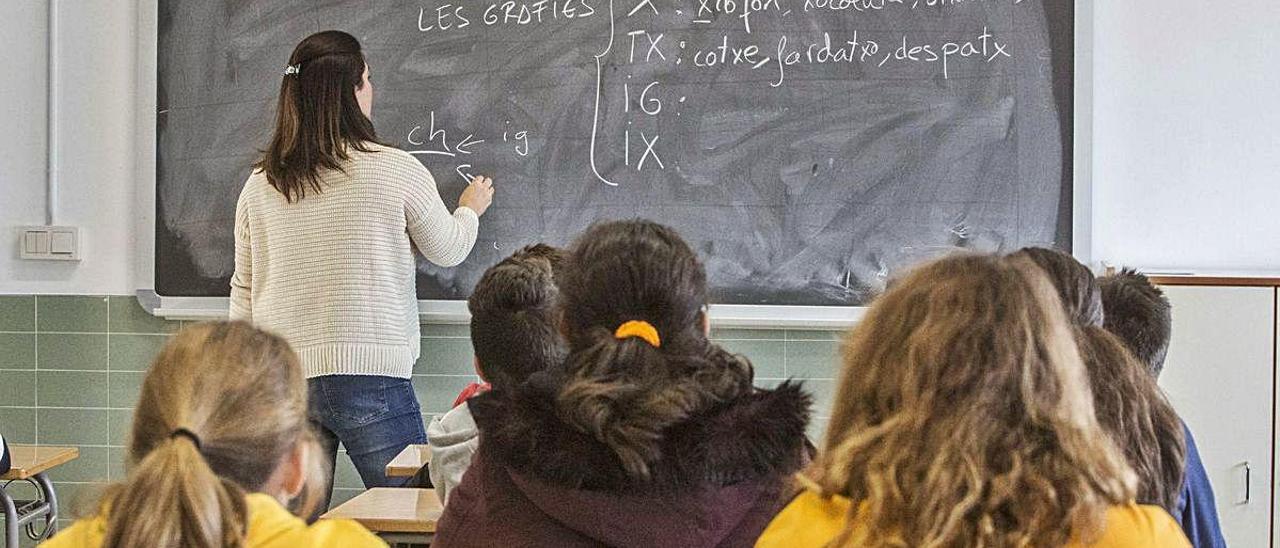 Una profesora imparte una clase de Valenciano, que puede ser una de las materias que se agrupen el próximo curso en 1º de la ESO para facilitar la «transición» desde Primaria.
