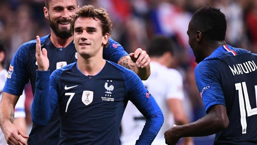 Giroud y Matuidi felicitan a Griezmann tras el 2-1.