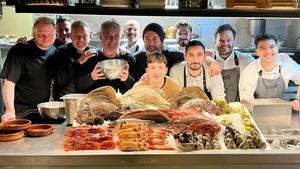 Ferran Adrià, Albert Adrià y el chef Rasmus Munk, junto a Rafa Zafra y su equipo del restaurante Estimar