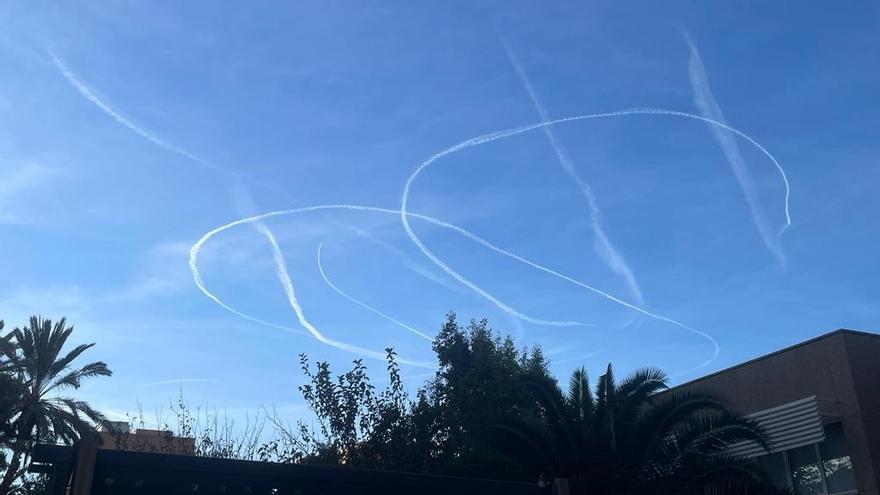 ¿Qué son los dibujos que han aparecido este lunes en el cielo de Murcia?