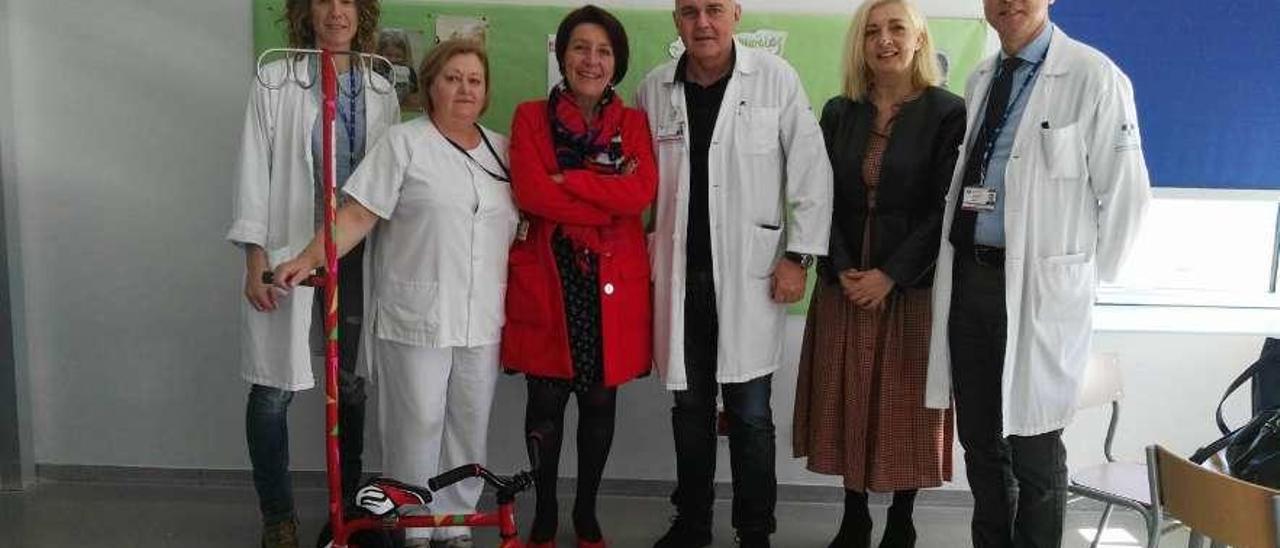 Por la izquierda, la supervisora del área de Pediatría, Marta Eva Laiz; la supervisora de la Unidad de Hospitalización Séptima C, Aurelia González; Cecilia Pérez; el gerente del área sanitaria IV, Luis Hevia; Victoria Zarcero y el director del HUCA, Pablo Fernández, junto al &quot;kiciclo&quot;.