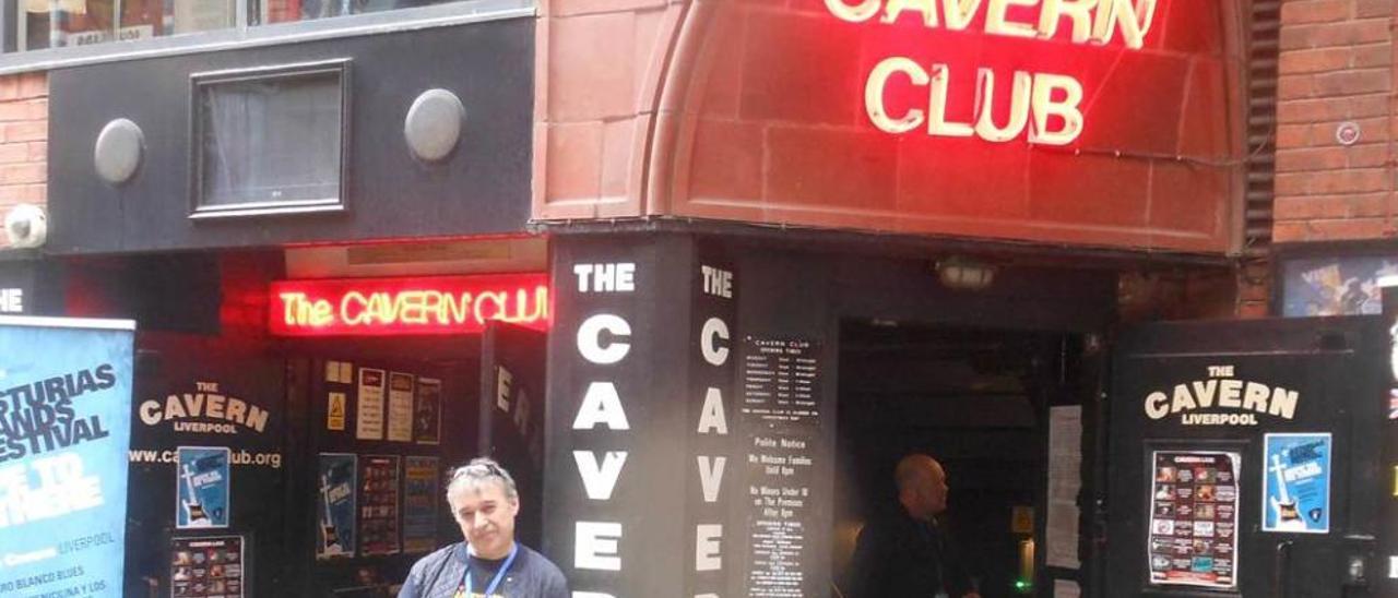 Chus García, a las puertas de The Cavern, con el cartel del festival asturiano del año pasado en Liverpool.