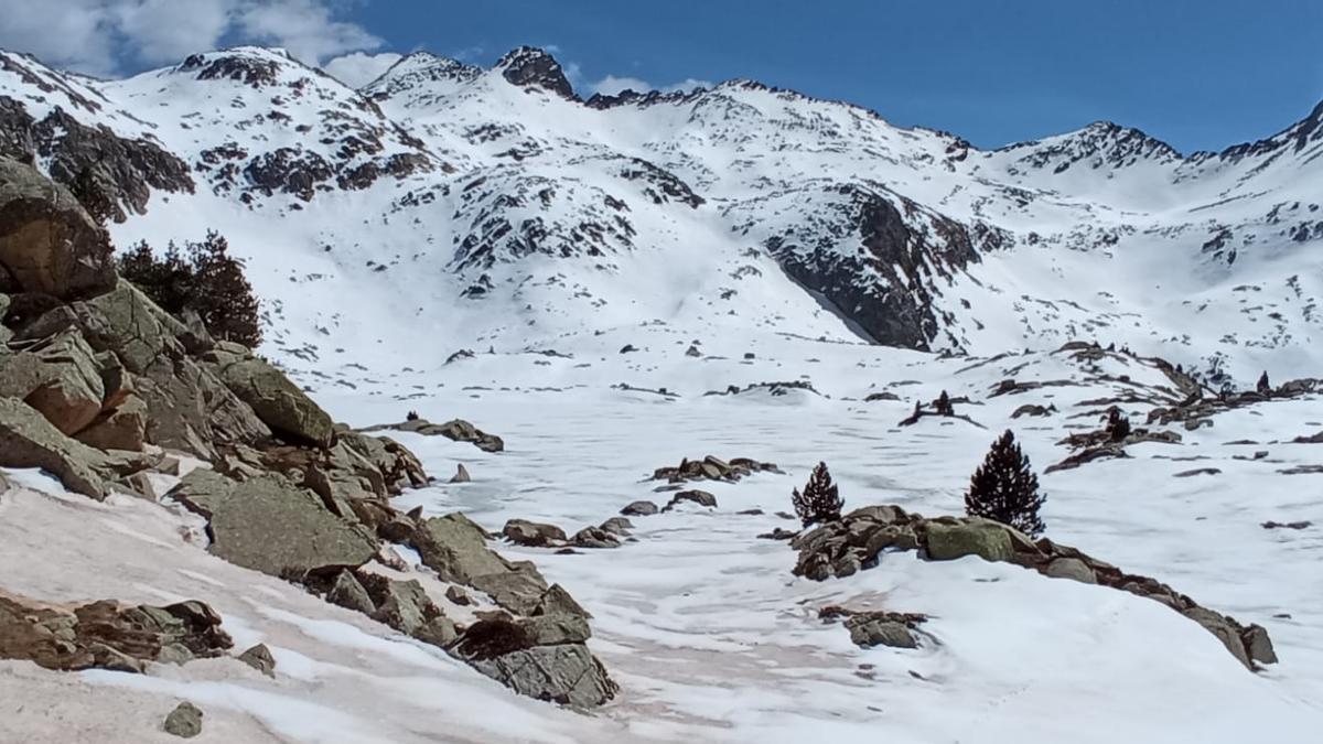 Las laderas se van despejando poco a poco a la capa de nieve invernal ante la primavera.