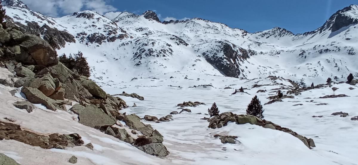 Las laderas se van despejando poco a poco a la capa de nieve invernal ante la primavera.