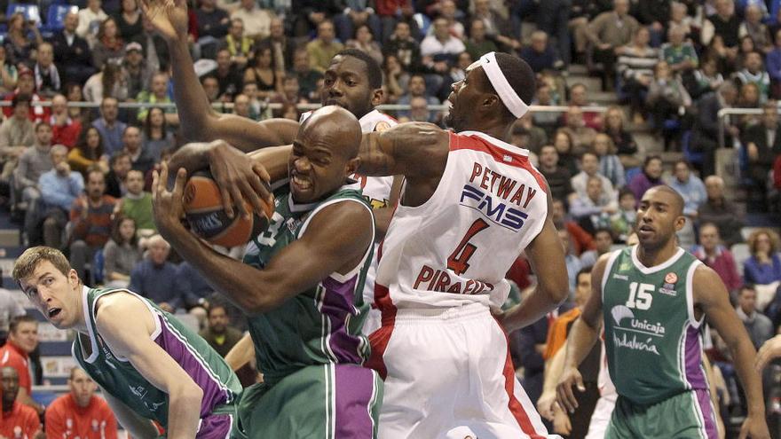 El ala-pívot del Unicaja Caleb Green (i) lucha por el balón ante Brent Petway (d)