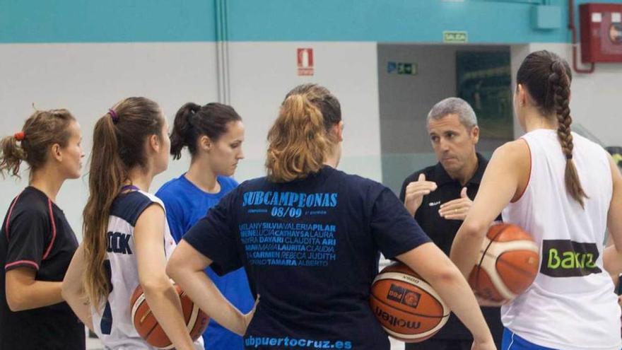 Enrique Urrutia habla con las jugadoras del Universidad durante un entrenamiento en el Pabellón Universitario.