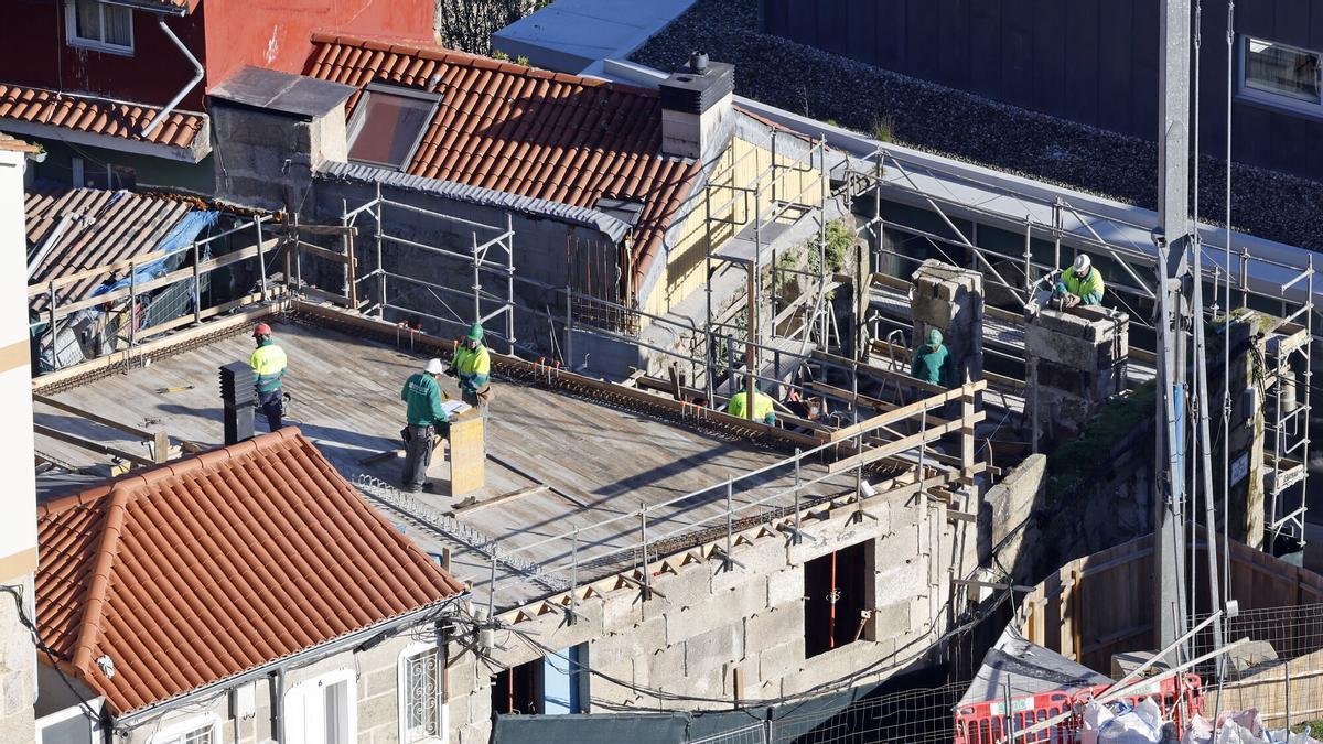Obreros de la construcción en las obras de un edificio