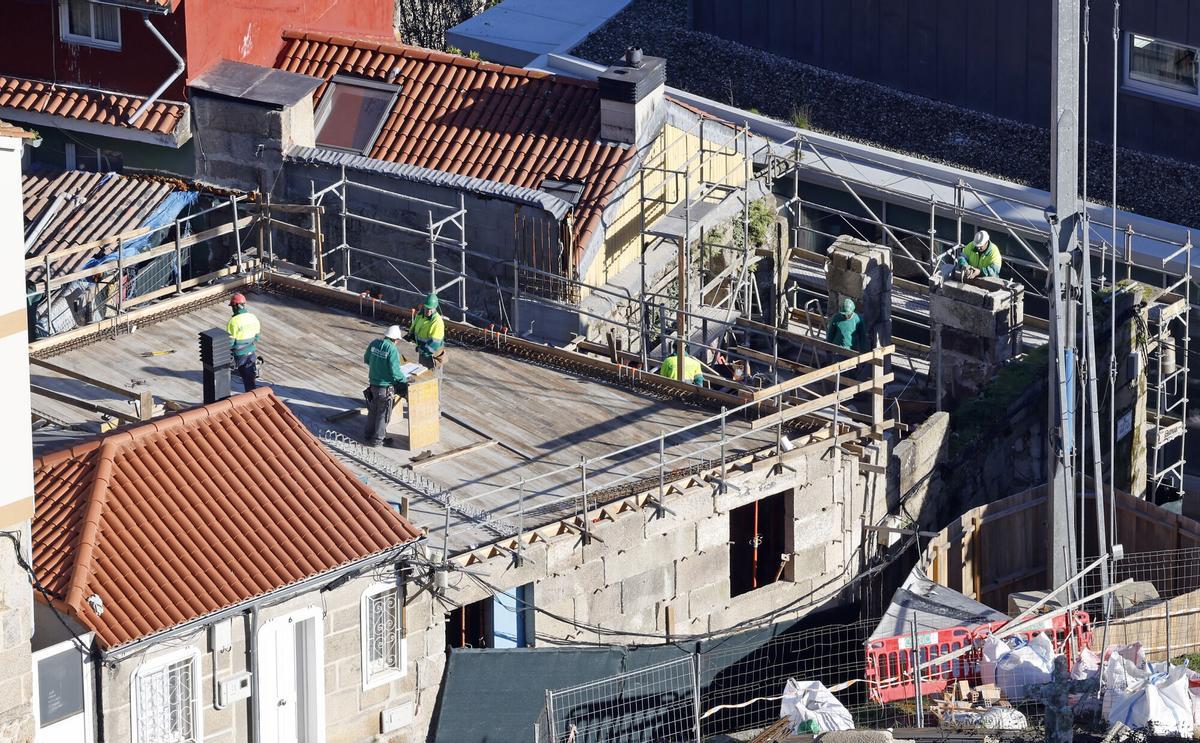 Obreros trabajando en la construcción de un edificio en Vigo.