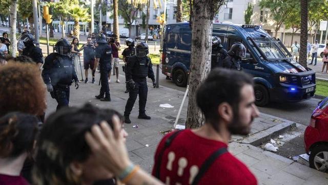 Manifestants i agents dels Mossos, a la Mina la setmana passada.Manifestants i agents dels Mossos d’Esquadra, durant els desnonaments d’aquest dijous. | ZOWY VOETEN