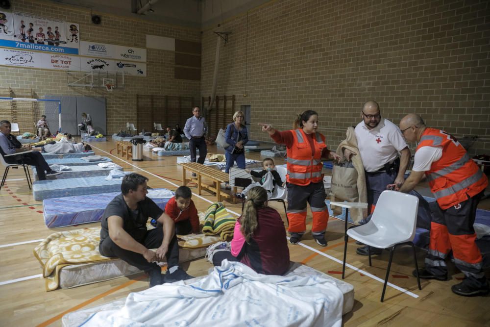 Das Dorf Sant Llorenç im Osten von Mallorca wurde nach einem heftigen Wolkenguss am Dienstag (9.10.) völlig überschwemmt. Opfer suchten in der Turnhalle Unterschlupf.