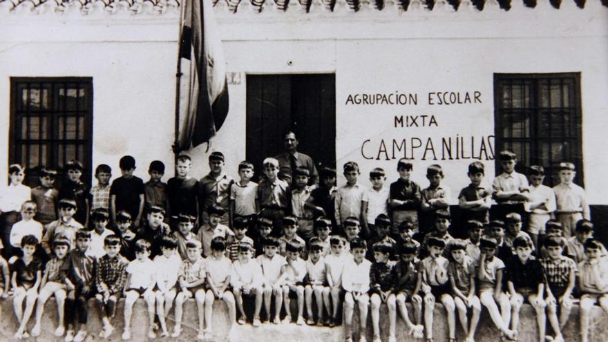 Alumnos del Colegio Mixto de Campanillas en 1967, con don José Calderón al frente.